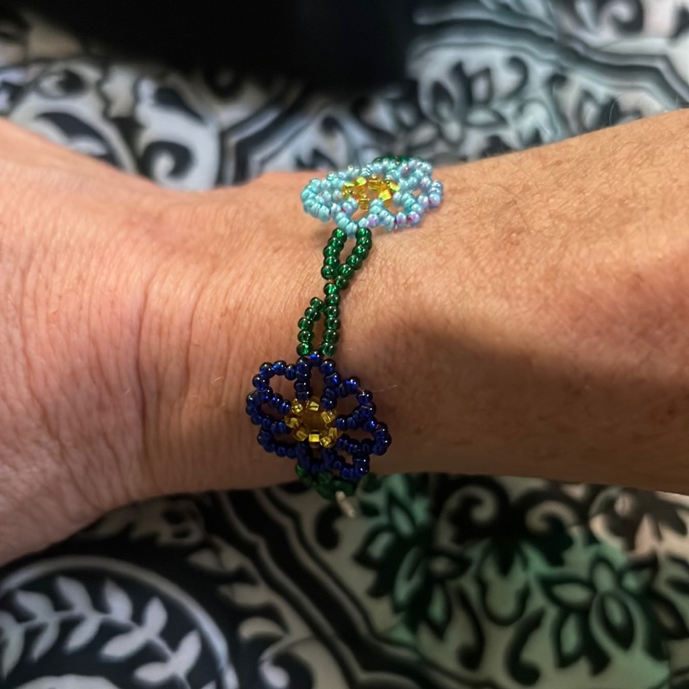Handmade beaded flower bracelet - Picture 1 of 3